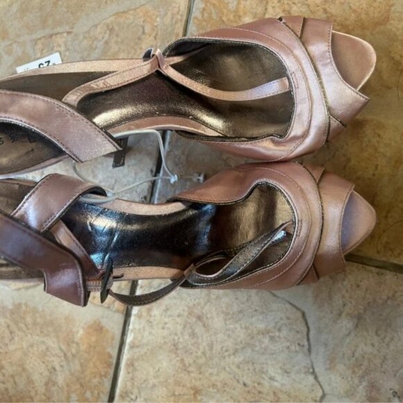Women`s Heels size 5 - Picture 3 of 4